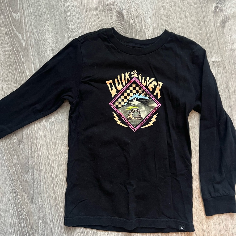 Quiksilver long sleeve. EUC. Make a bundle make an offer!